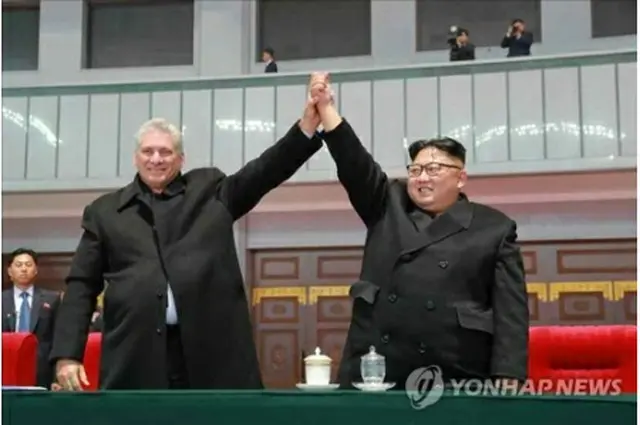 18年11月5日、平壌の5・1競技場でマスゲームを観覧した金正恩氏（右）とディアスカネル氏＝（労働新聞＝聯合ニュース）≪転載・転用禁止≫