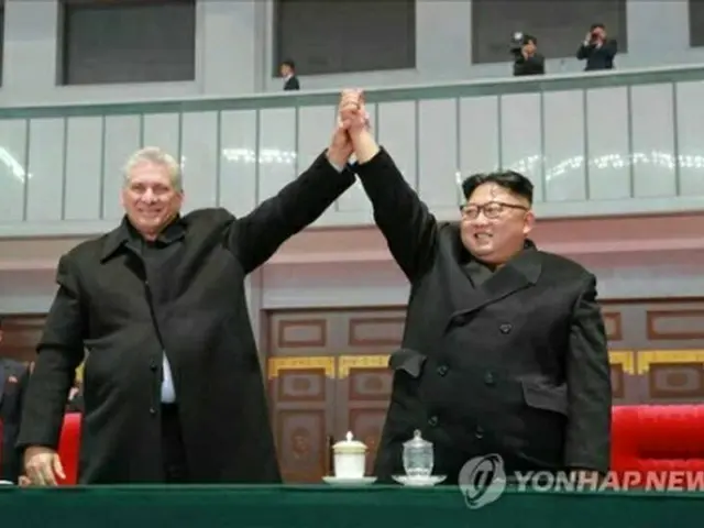 18年11月5日、平壌の5・1競技場でマスゲームを観覧した金正恩氏（右）とディアスカネル氏＝（労働新聞＝聯合ニュース）≪転載・転用禁止≫