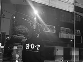 歌手トニー・アン、背中に「H.O.T.」の文字…「僕はメンバーだと、自ら目立たせて歩いている」