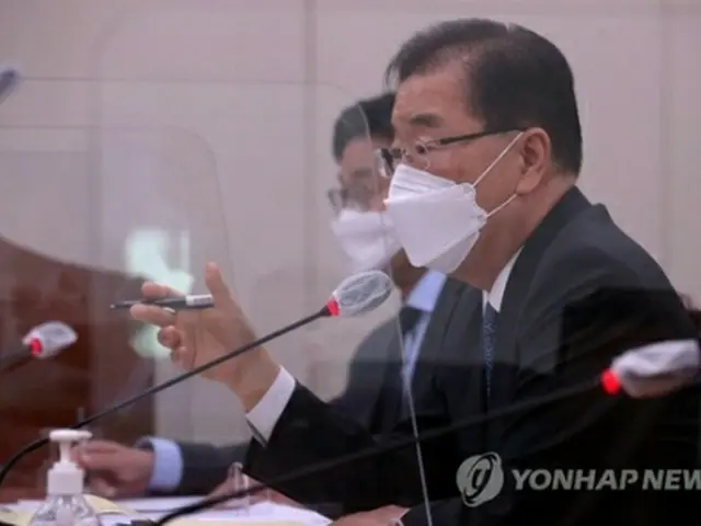 国会外交統一委員会で答弁する鄭氏＝２０日、ソウル（聯合ニュース）
