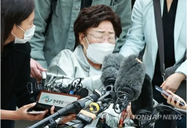 閉廷後、地裁前で取材に応じる慰安婦被害者の李容洙（イ・ヨンス）さん＝21日、ソウル（聯合ニュース）