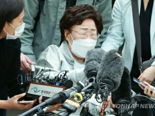 閉廷後、地裁前で取材に応じる慰安婦被害者の李容洙（イ・ヨンス）さん＝21日、ソウル（聯合ニュース）