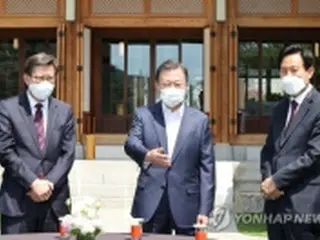 文大統領　新ソウル・釜山市長と昼食会＝コロナ・不動産問題など議論