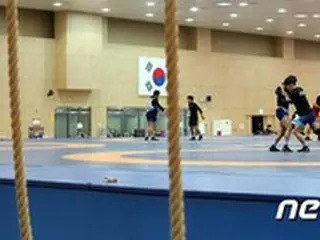 東京五輪出場権かけ出国のレスリング韓国代表、7人が新型コロナ感染