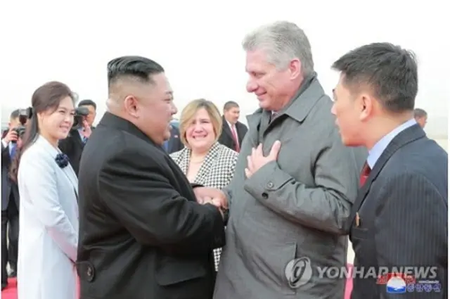 18年11月6日、平壌国際空港でディアスカネル氏を見送る金正恩氏（左）＝（労働新聞＝聯合ニュース）≪転載・転用禁止≫