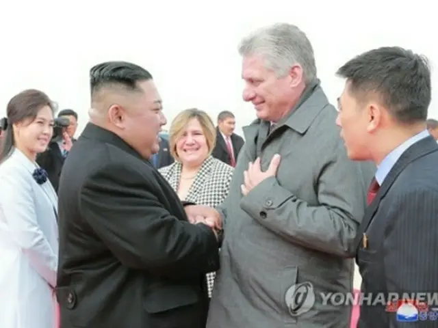 18年11月6日、平壌国際空港でディアスカネル氏を見送る金正恩氏（左）＝（労働新聞＝聯合ニュース）≪転載・転用禁止≫