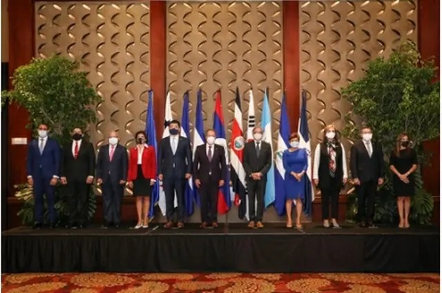 記念撮影する韓・中米統合機構会議の出席者（外交部提供）＝（聯合ニュース）≪転載・転用禁止≫