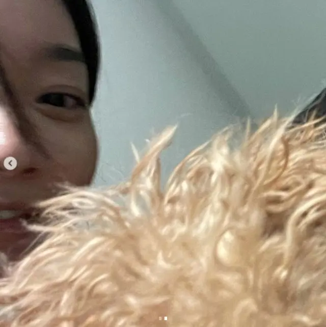 女優シン・ミナ、愛犬を見つめる甘い視線…恋人キム・ウビンが嫉妬しそう（画像提供:wowkorea）