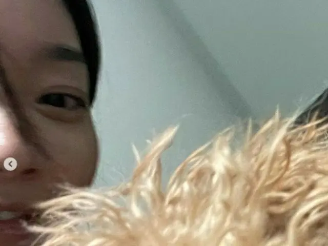 女優シン・ミナ、愛犬を見つめる甘い視線…恋人キム・ウビンが嫉妬しそう（画像提供:wowkorea）