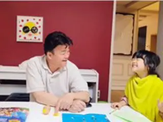 ‘女優ソ・ユジンの夫’ペク・ジョンウォン、退勤後に娘育児…笑顔がそっくり