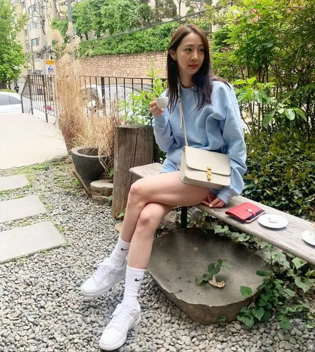 ‘167cm・47kg’ 「SISTAR」ダソム、実際に見るとこんな姿…“コーヒーに夢中の子”（画像提供:wowkorea）