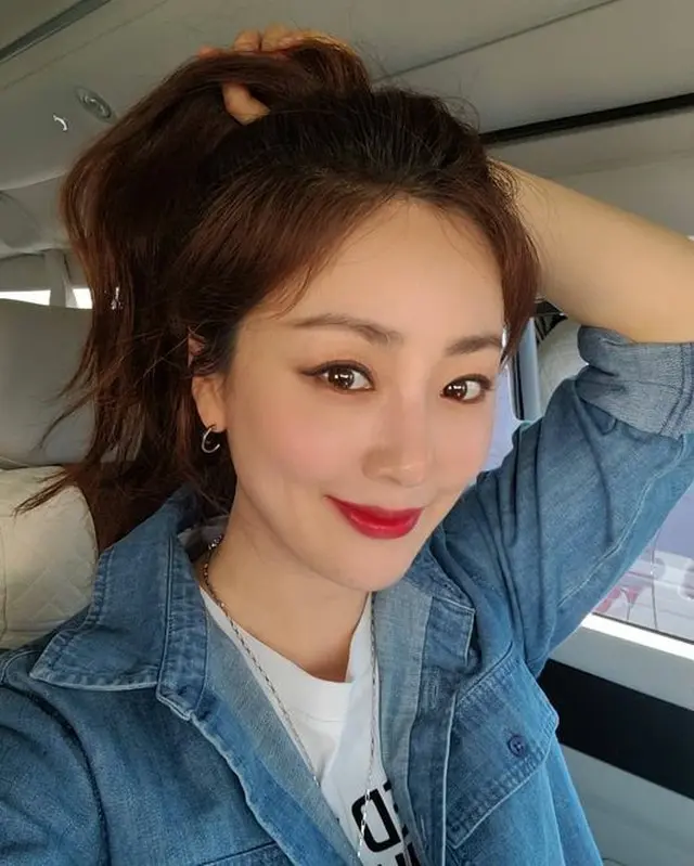 女優オ・ナラ、歳月が避けていく童顔美の定石…完璧なレッドリップスタイル（画像提供:wowkorea）