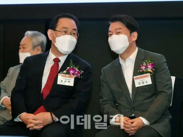 朱豪英、国民の力党代表権限代行（左）と安哲秀、国民の党代表（右）（画像提供:wowkorea）