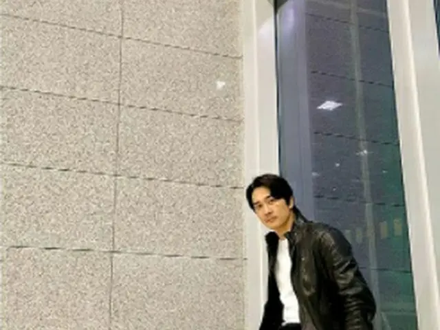 今年45歳の俳優ソン・スンホン、革のジャケットを着てオールブラックファッション…変わらず全盛期を更新中（画像提供:wowkorea）