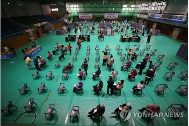ワクチン接種後、副反応に備えて待機する人々（資料写真）＝（聯合ニュース）