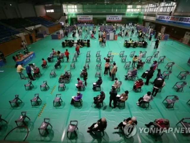 ワクチン接種後、副反応に備えて待機する人々（資料写真）＝（聯合ニュース）
