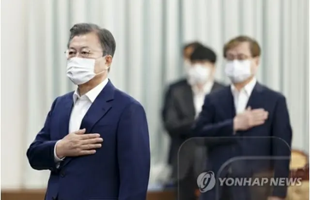 閣議に出席した文大統領＝27日、ソウル（聯合ニュース）