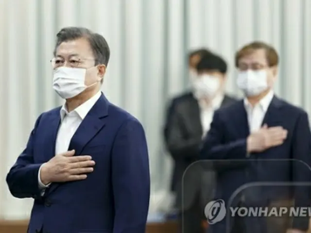 閣議に出席した文大統領＝27日、ソウル（聯合ニュース）