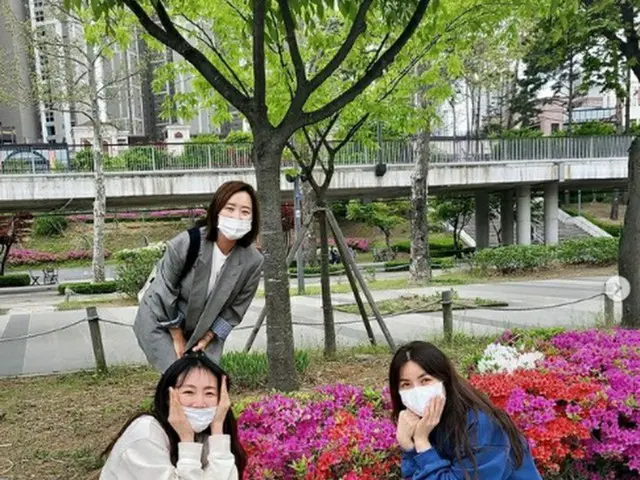 女優チェ・ジウ、シン・エラ、ユン・ユソン、花壇で集まる3人の美人天使（画像提供:wowkorea）