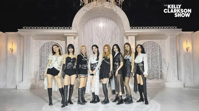 「TWICE」が米国の有名TV番組「ケリー・クラークソンショー」に初出演し、グローバルファンを魅了した。（画像提供:OSEN）