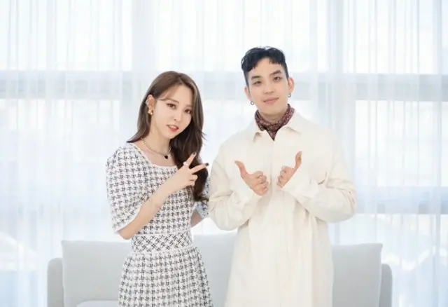歌手BUMKEYとグループ「MAMAMOO」のメンバームンビョルがリメイクシングル「The Lady」で7年ぶりに再会する。 （画像提供:OSEN）