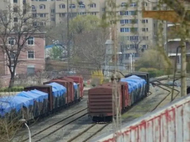 北朝鮮との貿易拠点である中国遼寧省・丹東の駅に停車する貨物列車＝（聯合ニュース）