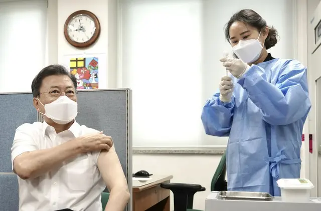 「ワクチンを打ってくれた看護師、フェイクニュースに苦しんでいて労いの気持ちを伝えた」＝文在寅大統領（画像提供:wowkorea）