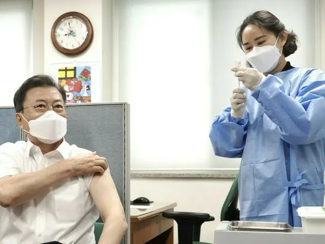 「ワクチンを打ってくれた看護師、フェイクニュースに苦しんでいて労いの気持ちを伝えた」＝文在寅大統領（画像提供:wowkorea）