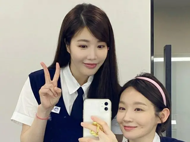 女性デュオ「Davichi」のイ・ヘリ、カン・ミンギョンが制服写真を公開した。（画像提供:wowkorea）