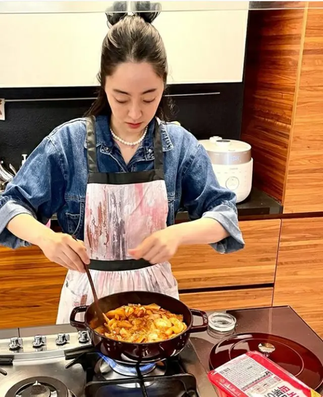 女優キム・スミの嫁ソ・ヒョリム、「娘の離乳食作って…私のご飯はだんだん簡単なものばかりになる」（画像提供:wowkorea）