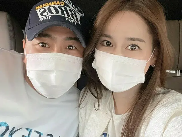 元サッカー韓国代表アン・ジョンファンと妻イ・へウォン、最強のビジュアル夫婦…甘い眼差し（画像提供:wowkorea）