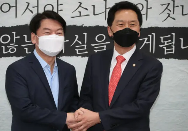 安哲秀、国民の党代表（左）とキム・ギヒョン国民の力代表権限代行兼院内代表（右）（画像提供:wowkorea）