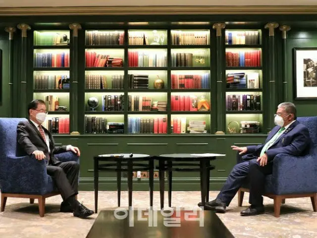 鄭義溶 韓国外相（左）は、ブルネイのエルワン・ユソフ第2外相と会談を行なった（画像提供:wowkorea）