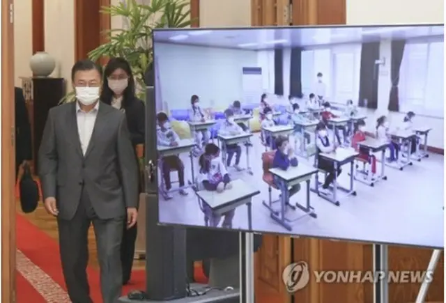「こどもの日」を控えた４日、小学生とのオンライン対話に臨む文大統領＝（聯合ニュース）