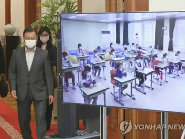 「こどもの日」を控えた４日、小学生とのオンライン対話に臨む文大統領＝（聯合ニュース）