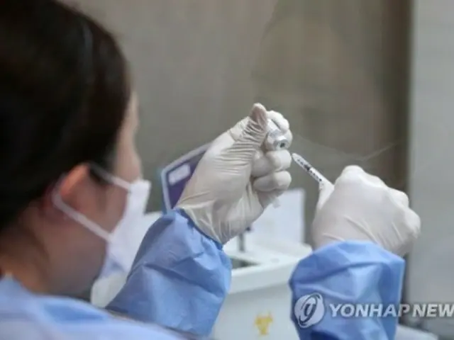 ソウルの接種センターでワクチンの準備をする医療従事者＝（聯合ニュース）