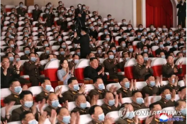北朝鮮の金正恩総書記が夫人の李雪主氏とともに軍人家族芸術小組の公演を観覧した＝（朝鮮中央通信＝聯合ニュース）≪転載・転用禁止≫