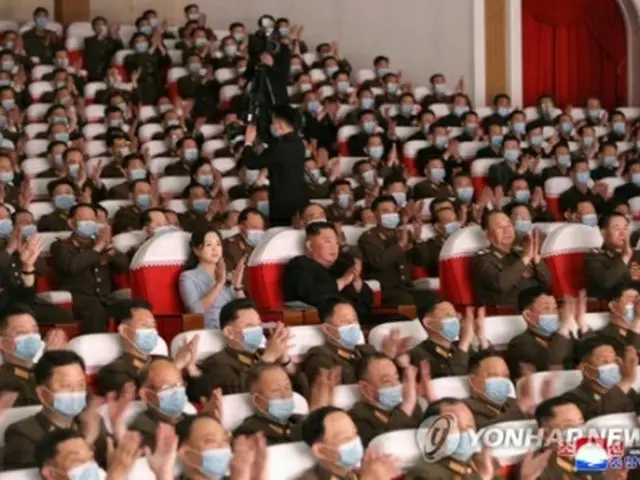 北朝鮮の金正恩総書記が夫人の李雪主氏とともに軍人家族芸術小組の公演を観覧した＝（朝鮮中央通信＝聯合ニュース）≪転載・転用禁止≫