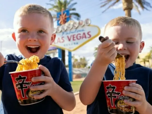辛ラーメンを食べる米国の子ども（農心提供）＝（聯合ニュース）≪転載・転用禁止≫