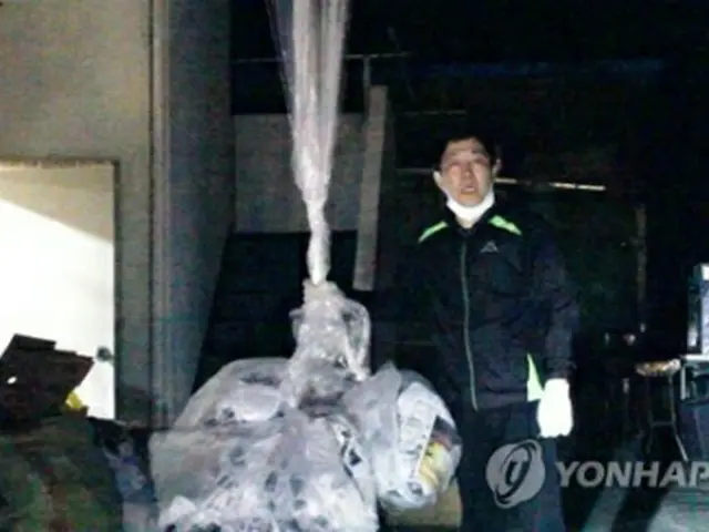 北朝鮮に散布するビラを持つ朴相学氏（自由北韓運動連合提供）＝（聯合ニュース）≪転載・転用禁止≫