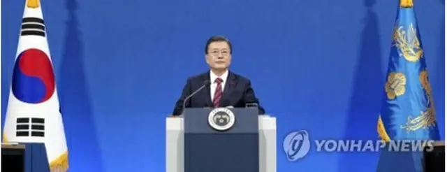 1月18日、新年記者会見を行う文大統領＝（聯合ニュース）