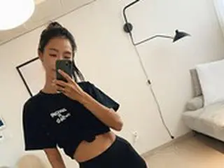 カヒ（元AFTERSCHOOL）、自宅隔離中も名品スタイル誇示…がっしりした腹筋
