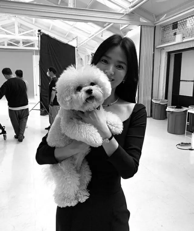 女優ソン・ヘギョ、美しい笑顔で愛犬とのツーショット写真を公開（画像提供:wowkorea）