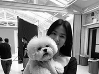 女優ソン・ヘギョ、美しい笑顔で愛犬とのツーショット写真を公開