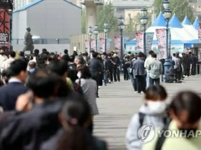 ソウル駅の広場に設置された新型コロナウイルスの臨時検査所の前で順番を待つ人々＝７日、ソウル（聯合ニュース）
