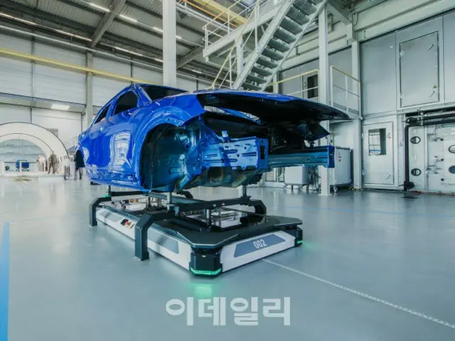 工場で車両移動に使われるAGVロボット（画像提供:wowkorea）