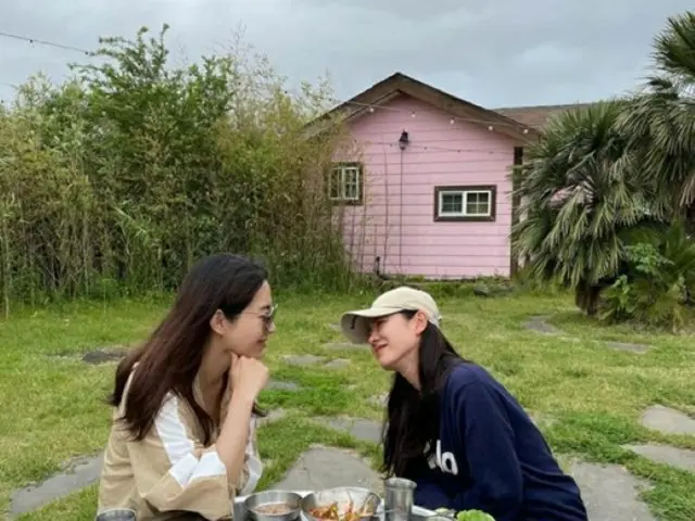 女優ソン・イェジン、恋人のヒョンビンも嫉妬するような甘いまなざし…見つめるのは親友のソン・ユナ（画像提供:wowkorea）