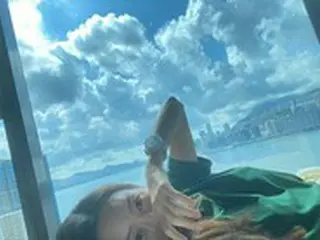 女優キム・ジョンウン、香港ホテルで「自主隔離」のようすを報告 「日光浴中」