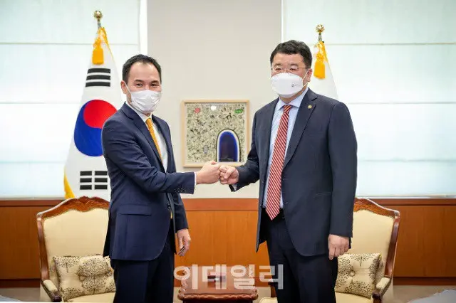 崔鍾建 韓国外務省第1次官（右）と、訪韓中のムンフジン モンゴル外務副大臣が面談した（画像提供:wowkorea）