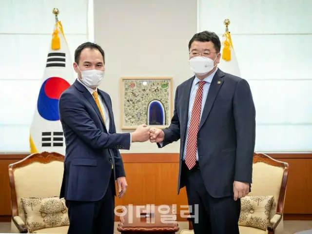 崔鍾建 韓国外務省第1次官（右）と、訪韓中のムンフジン モンゴル外務副大臣が面談した（画像提供:wowkorea）
